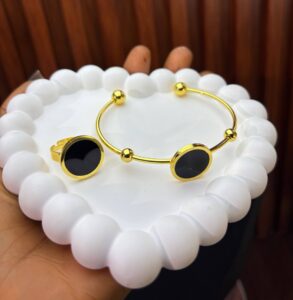 Gold ring and bracelet 